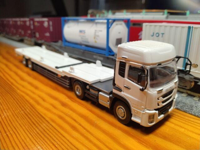 KTM 1/80 ISUZU GIGA＋鉄道コンテナ積載用セミトレーラー その2