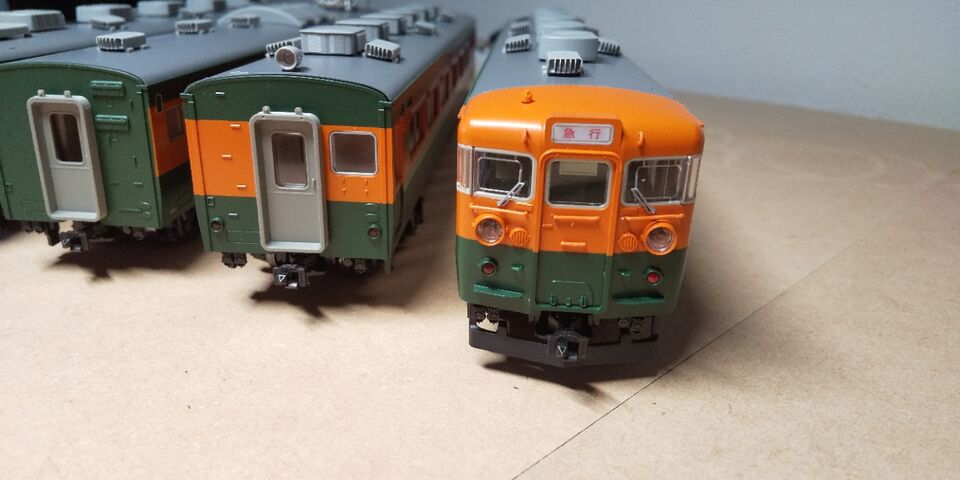 KATO HO 165系 自作室内灯とパーツ取付 : クローゼットの中の鉄道模型