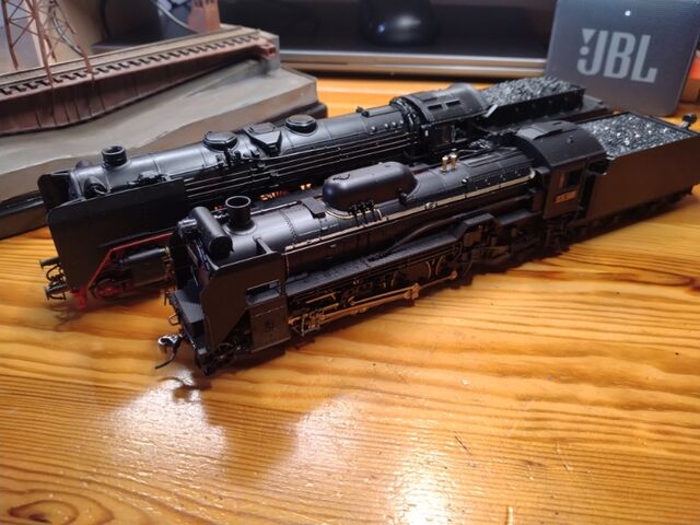 ROCO BR01 蒸気機関車の展示台を考える : クローゼットの中の鉄道模型