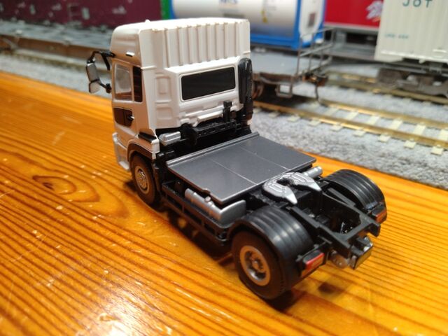 KTM 1/80 ISUZU GIGA＋鉄道コンテナ積載用セミトレーラー その2