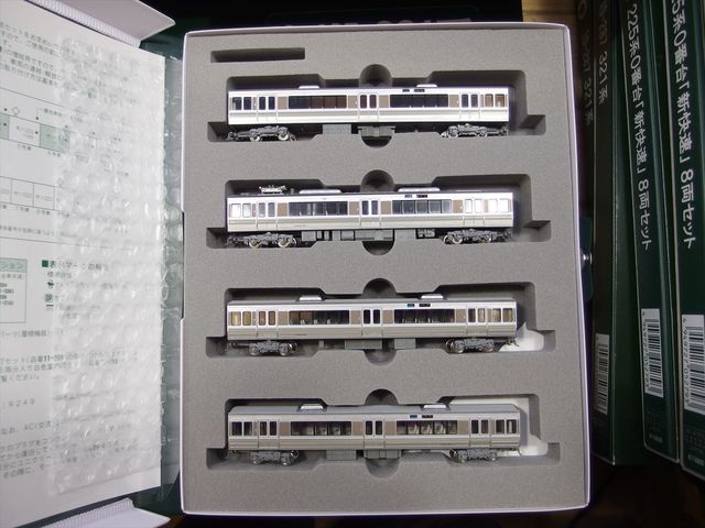 KATO 223系1000番台及び2000番台(1次車) 近郊形電車 KATO 223系1000番台及び2000番台(1次車) 近郊形電車