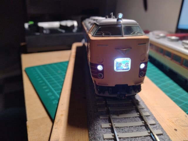 【人気急上昇】 TOMIX ヘッドライトLEDの交換を 特急形電車 485系 HO 