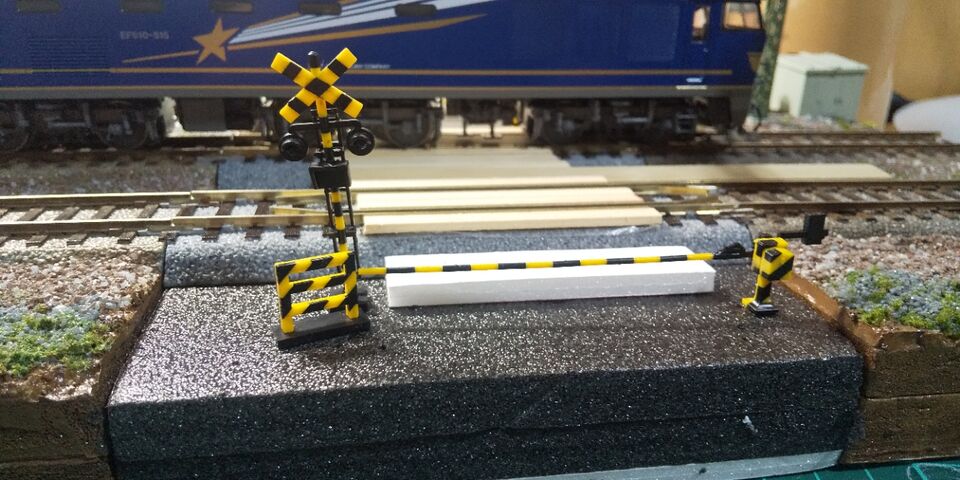PLUM HO踏切を使ったジオラマ : クローゼットの中の鉄道模型