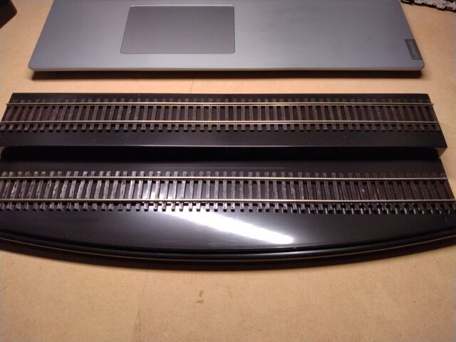 ダイソー 400円 ディスプレイケースで車両展示用ジオラマ