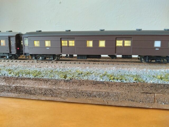 KATO HO オハフ33 茶 自作室内灯取付 : クローゼットの中の鉄道模型