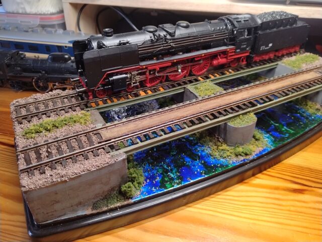 ROCO BR01 蒸気機関車の展示台を考える : クローゼットの中の鉄道模型