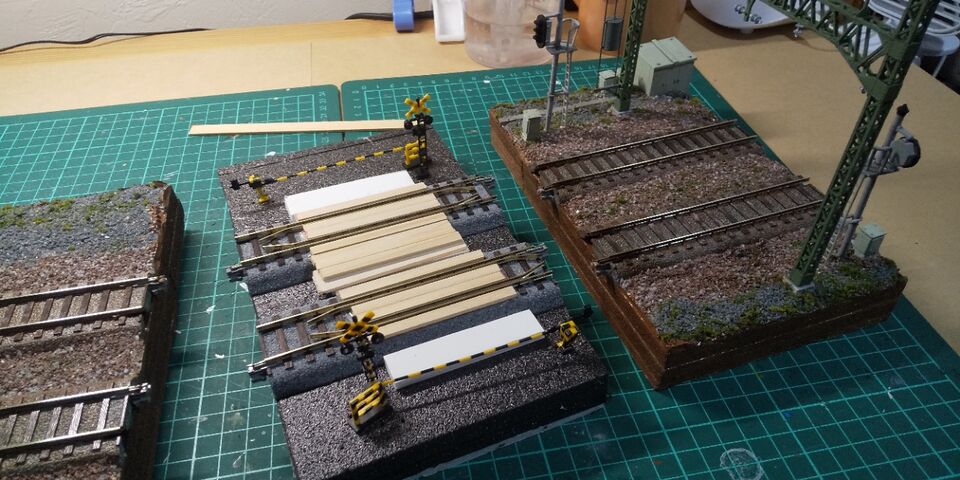 PLUM HO踏切を使ったジオラマ : クローゼットの中の鉄道模型