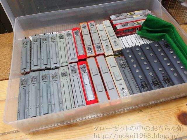HOゲージの貨車の収納ケース : クローゼットの中の鉄道模型