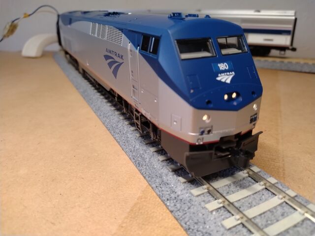 KATO HO Amtrak GE P42 PHASEⅤ #180 機関車 : クローゼットの中の鉄道模型