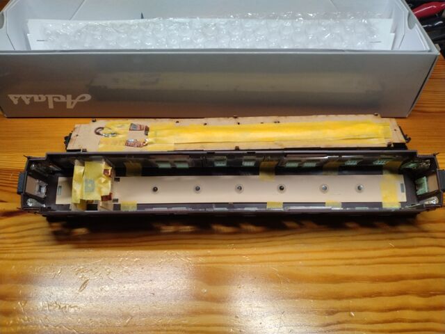 アクラス製マニ36の床下/台車をKATO製オハ35と交換する : クローゼット