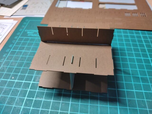 さんけい 1/80 情景シリーズ 街角のお店-9 : クローゼットの中の鉄道模型