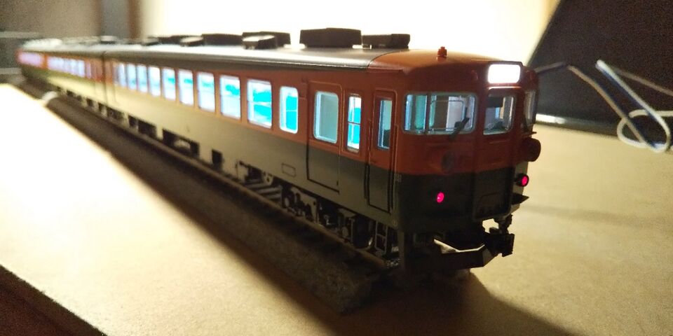 KATO HO 165系 自作室内灯とパーツ取付 : クローゼットの中の鉄道模型