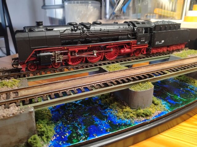 ROCO BR01 蒸気機関車の展示台を考える : クローゼットの中の鉄道模型