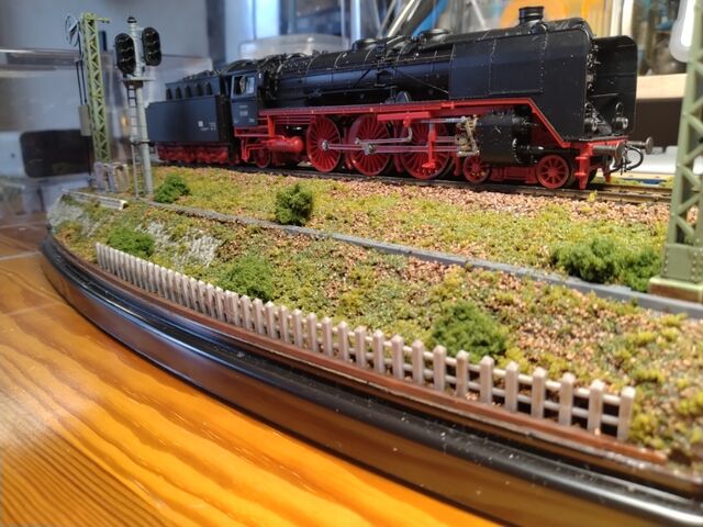 ROCO BR01 蒸気機関車の展示台を考える : クローゼットの中の鉄道模型