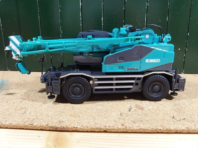 建設機械のミニチュア 1/50 コベルコ ラフテレーンクレーン
