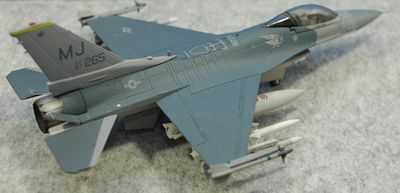 F-16C MJ右後方トップ_R