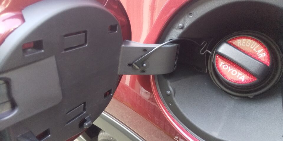 トヨタ ライズ フューエルキャップホルダーを取り付け クローゼットの中のおもちゃ箱