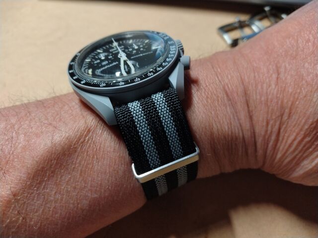 MISSION TO THE MOON SWATCH にNATOベルト : クローゼットの中のおもちゃ箱