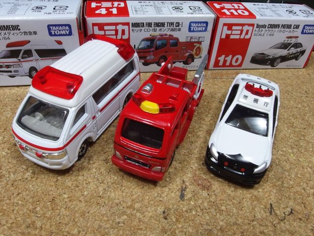 ミニカー トミカ パトカーと消防ポンプ車と救急車 クローゼットの中のおもちゃ箱