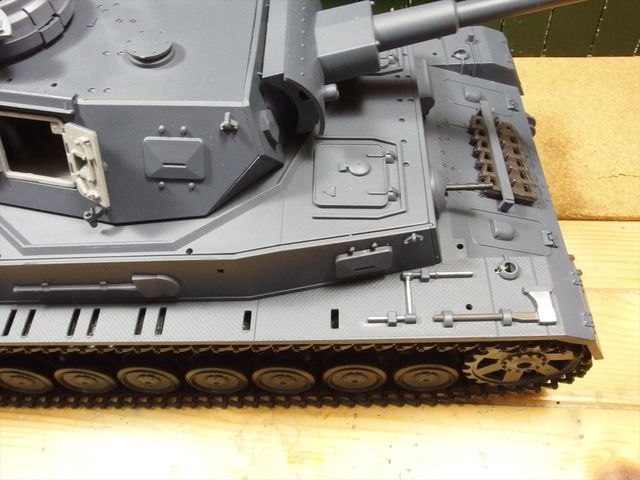 ヘンロン1/16 Ⅳ号戦車F2型戦車 車外装備を取付ける ヘンロン1/16 Ⅳ号戦車F2型戦車 車外装備を取付ける