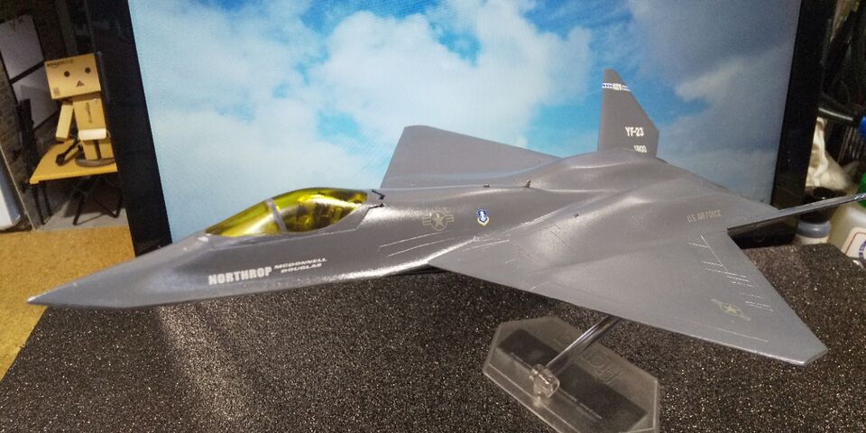 プラモデル完成機　1/72　YF-23 1/72 アメリカ空軍 試作戦闘機 YF-23【AE-24:4545782075632】