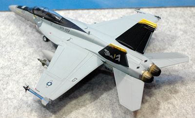 26 F-18_R