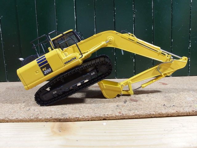 建設機械のミニチュア 1/50 コマツ PC200-10 パワーショベル バック