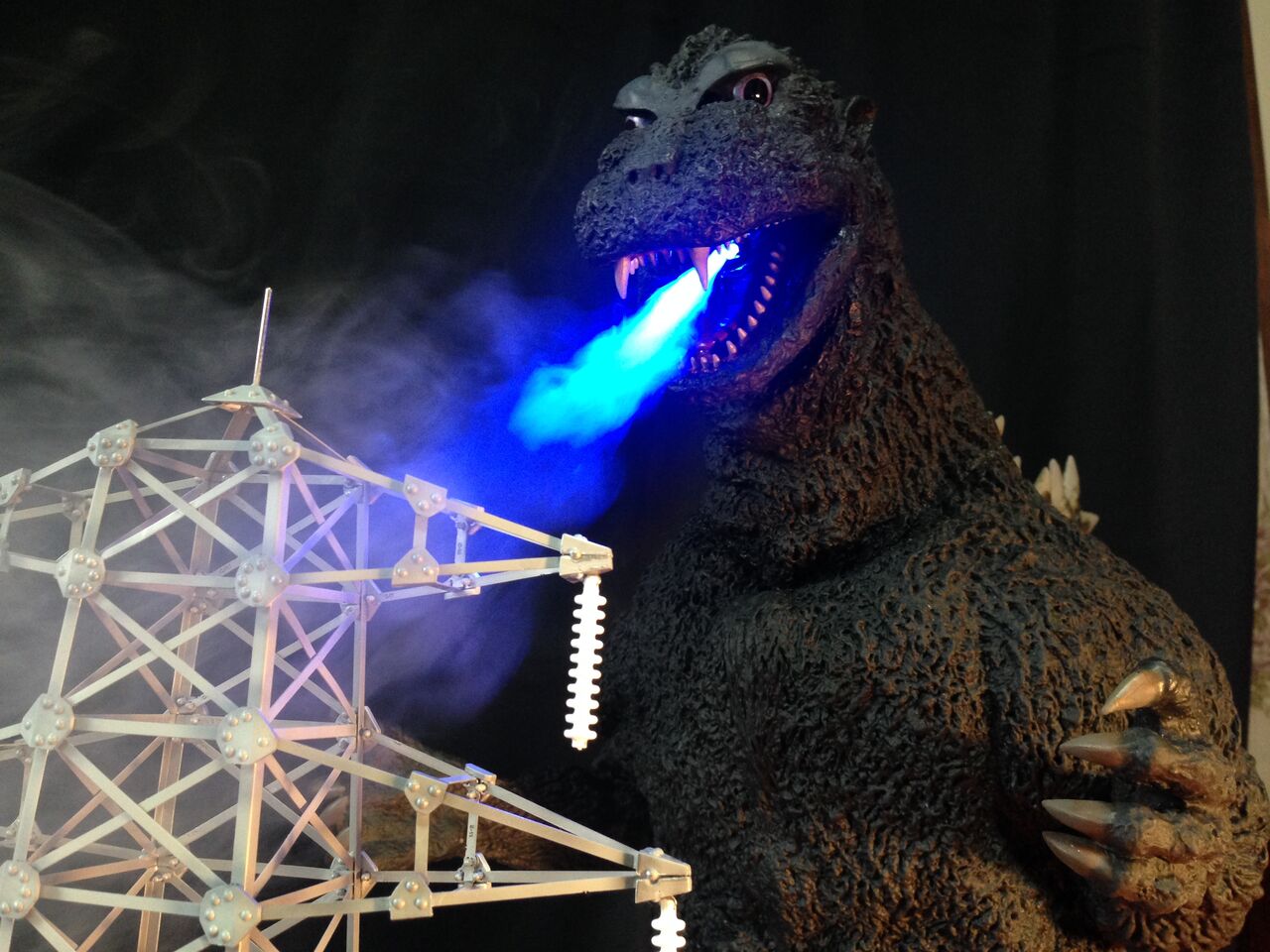 週刊ゴジラをつくる 90号一基目の送電鉄塔完成 模型好きの御本尊たち