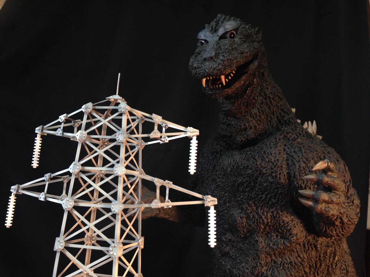 週刊ゴジラをつくる 90号一基目の送電鉄塔完成 模型好きの御本尊たち