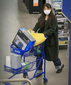 「小室眞子さんが自分でカートを押してお買い物」と珍報道　リスクについてはスルーの危うさも