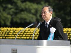 菅義偉首相が平和祈念式典で“失態”…「読み飛ばし」がトレンド入り 「広島市」を「ひろまし」、原爆を「げんぱつ」と言い間違えも