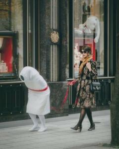 「銀座でペットを散歩していたら職質されました」 “真っ白な奇怪生物”を連れた街歩き写真が前衛的すぎる