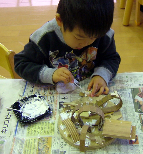 木のケーキ工作風景
