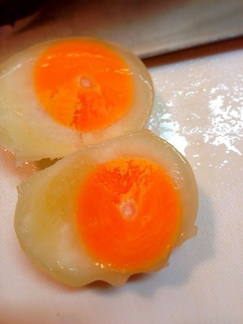 冷凍卵を切る