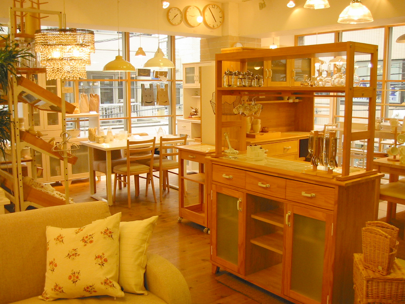 Momo Natural 吉祥寺店より モモナチュラル インテリア雑貨ショップ