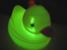 電気を消して…。