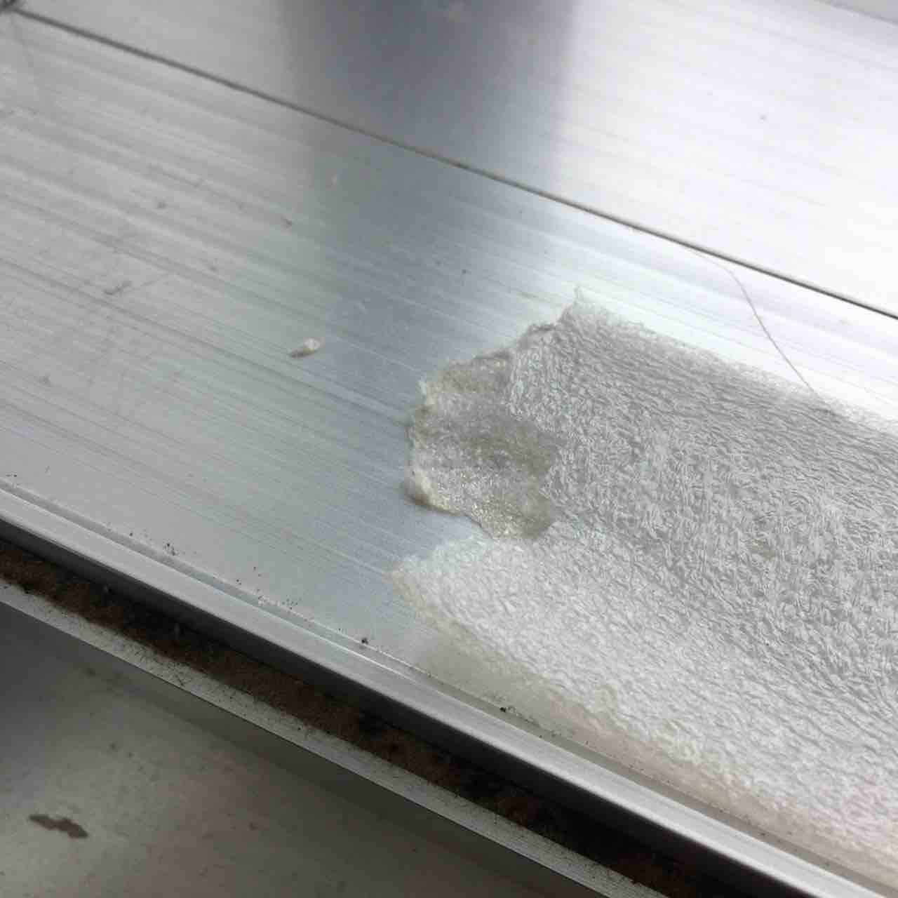 断熱テープをはがすのに苦戦する 団地でひとり暮らし