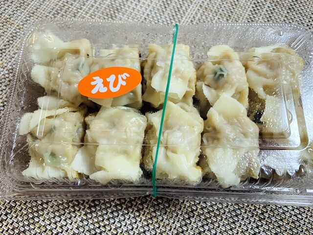 今夜のおかずは ペリエ エキナカの総菜と業務スーパーの 炙りトロサーモン です 人生は 旅して食って呑んで