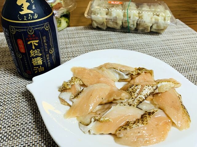 今夜のおかずは ペリエ エキナカの総菜と業務スーパーの 炙りトロサーモン です 人生は 旅して食って呑んで