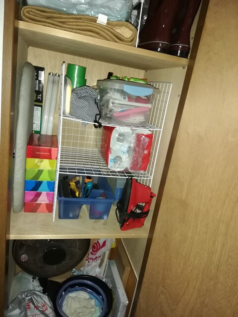 ダイソーのワイヤーネットでプチdiy 収納ロッカー内の棚を簡単に作る Cofffeee Net