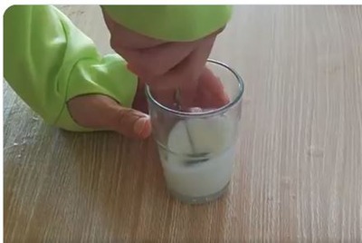 ダイソーのカプチーノミキサーでカフェラテの牛乳を泡立てる