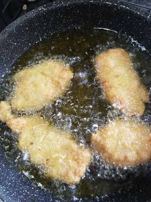 おからチキンカツを揚げているところ (3)