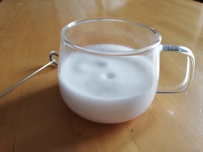 泡立てたアーモンドミルク