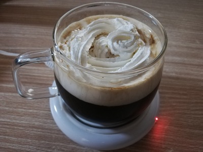 しぼるだけホイップでウインナーコーヒー
