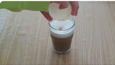 ダイソーのカプチーノミキサーでカフェラテの牛乳を泡立てる