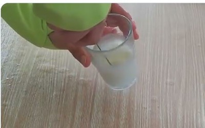 ダイソーのカプチーノミキサーでカフェラテの牛乳を泡立てる