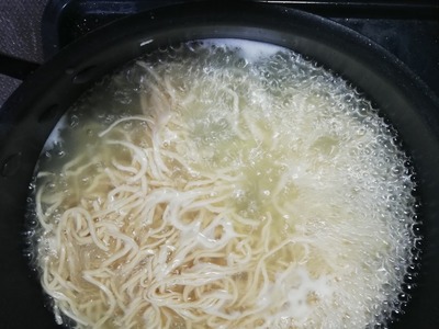 豆腐干絲を茹でているところ