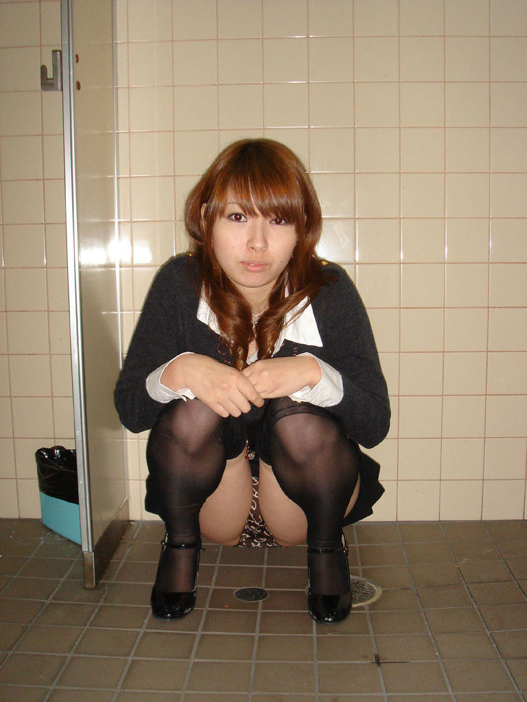 OL パンチラ しゃがみ