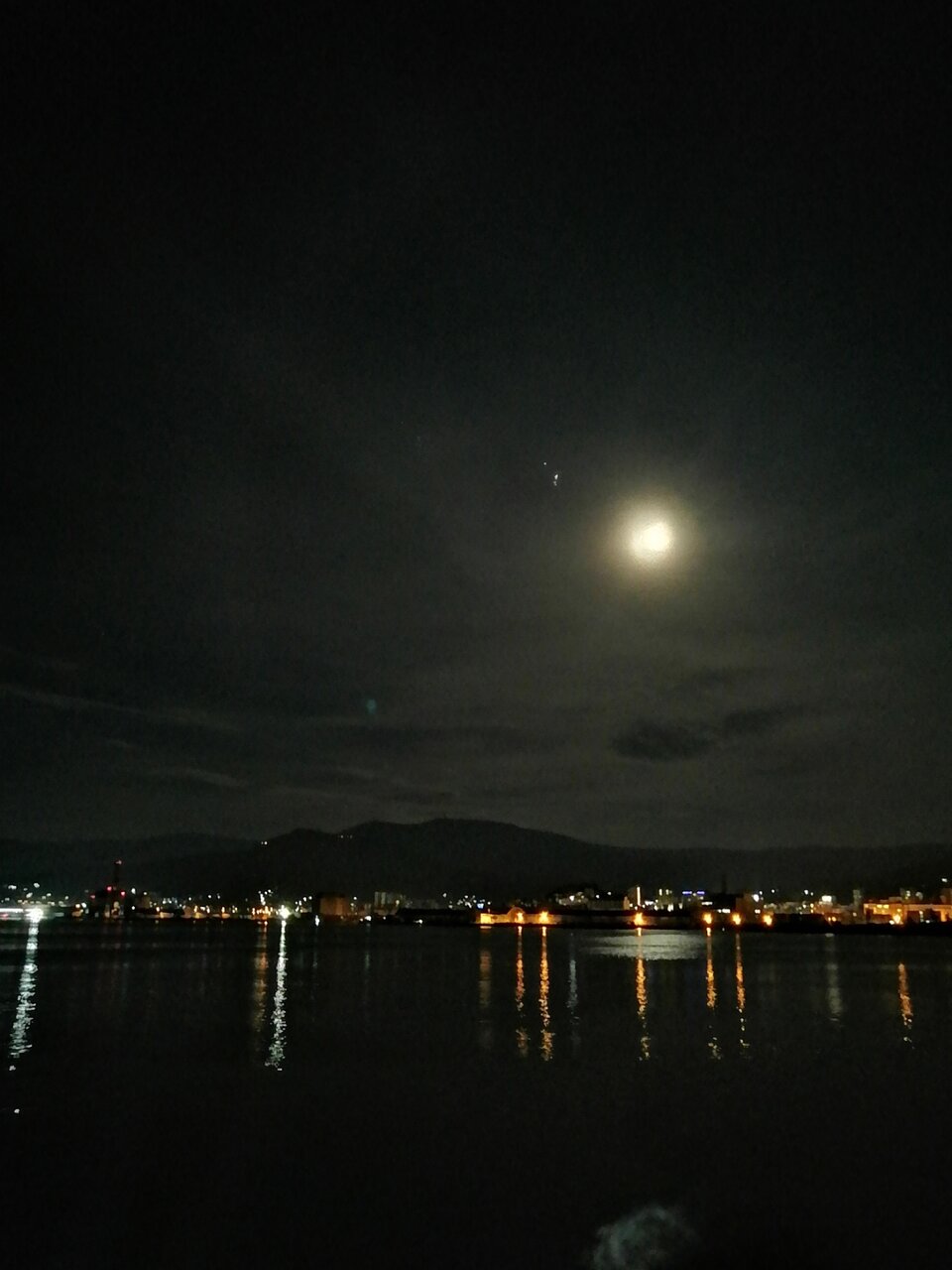 夏の日の小樽 厩町岸壁からの三角市場たけださんの三色丼などなど サララｂlog