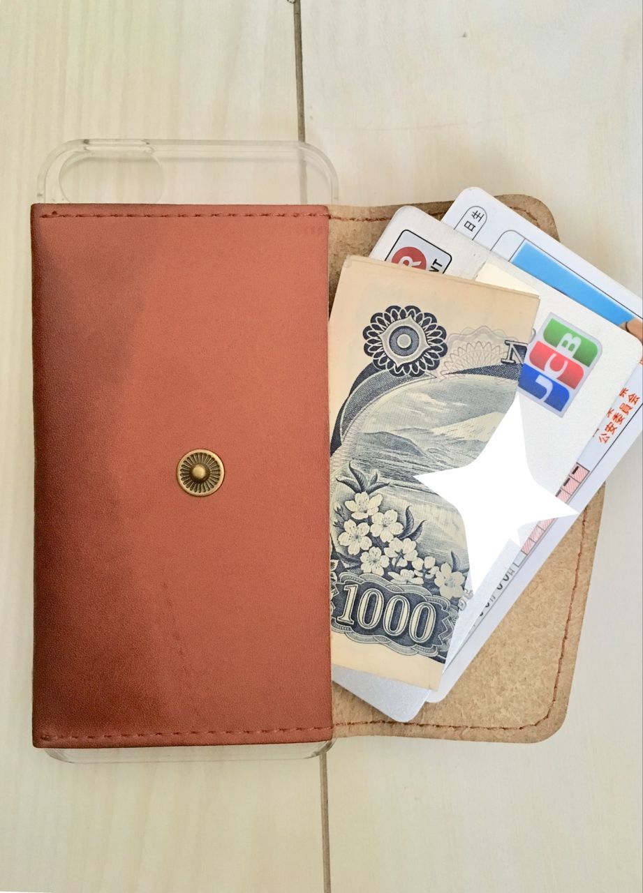 Iphonese クレジットカードの入るスマホケースを100均で自作する方法 桃とロングスカート